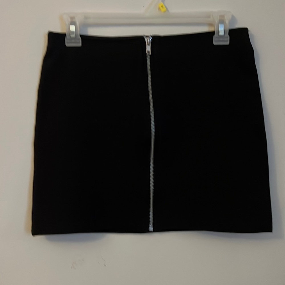 Is anyone into pencil skirts!? Here’s one that is great for you!